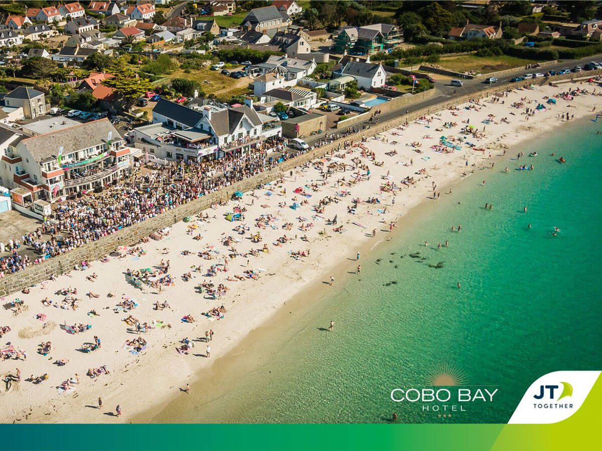 Crowds at Cobo Bay for balcony gigs